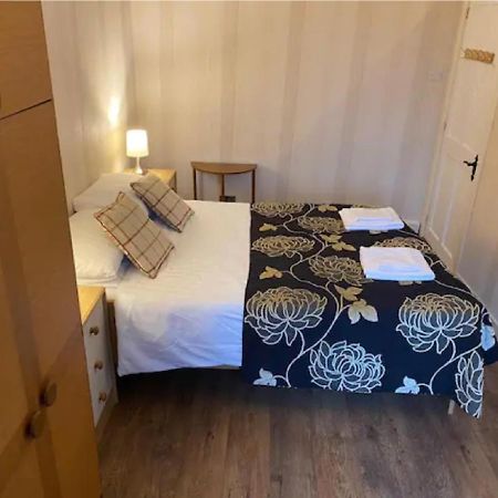 1 Bed In The Outskirts Of Edinburgh, Free Wifi & Street Parking, Self-Catering Apartment Broxburn Bagian luar foto