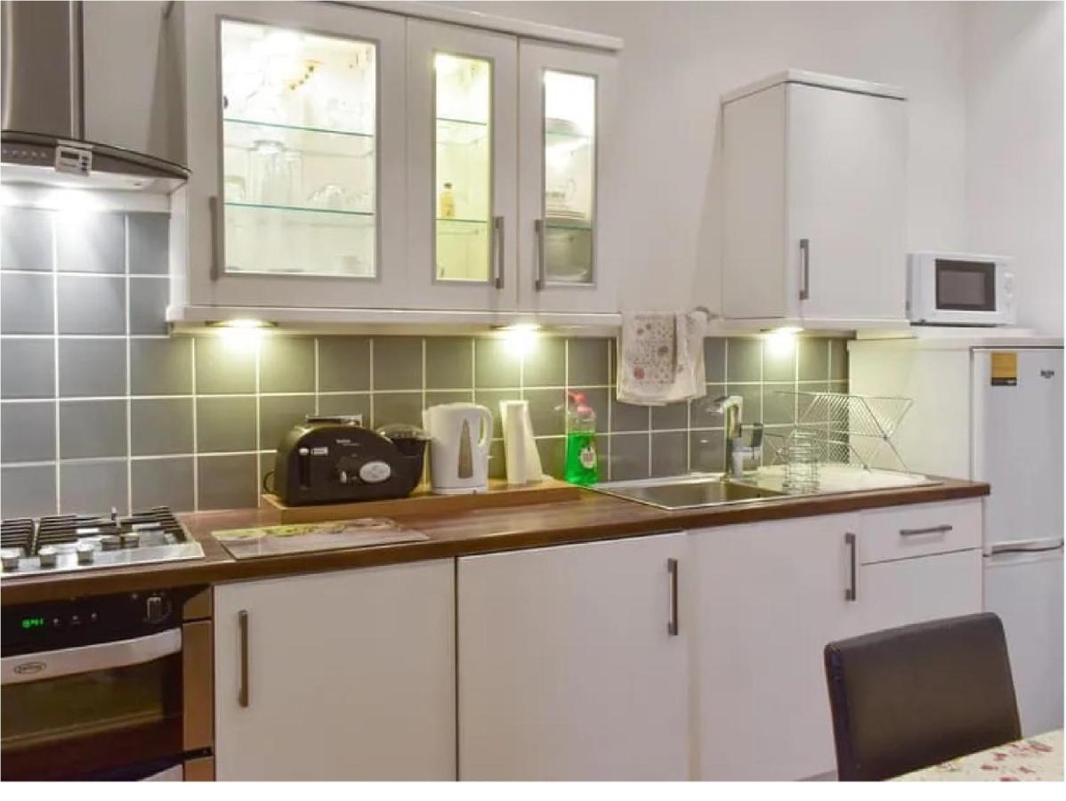 1 Bed In The Outskirts Of Edinburgh, Free Wifi & Street Parking, Self-Catering Apartment Broxburn Bagian luar foto