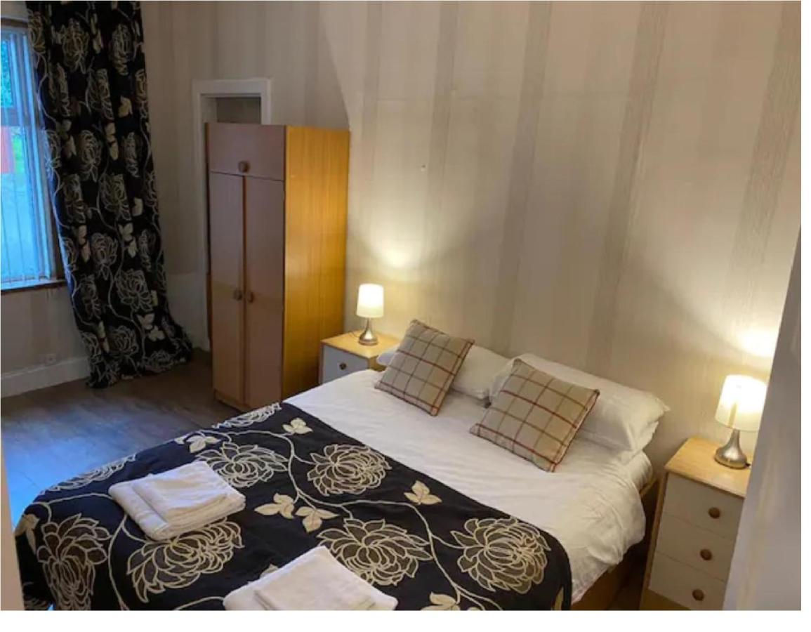 1 Bed In The Outskirts Of Edinburgh, Free Wifi & Street Parking, Self-Catering Apartment Broxburn Bagian luar foto