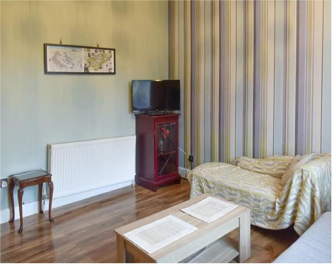1 Bed In The Outskirts Of Edinburgh, Free Wifi & Street Parking, Self-Catering Apartment Broxburn Bagian luar foto