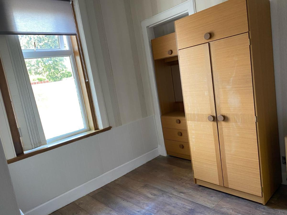1 Bed In The Outskirts Of Edinburgh, Free Wifi & Street Parking, Self-Catering Apartment Broxburn Bagian luar foto