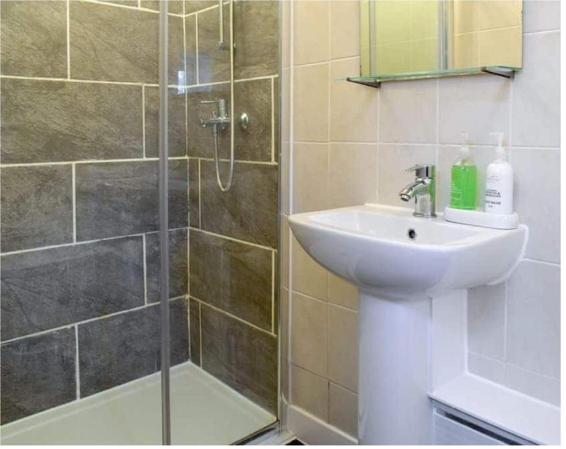 1 Bed In The Outskirts Of Edinburgh, Free Wifi & Street Parking, Self-Catering Apartment Broxburn Bagian luar foto