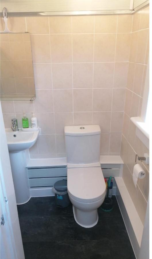 1 Bed In The Outskirts Of Edinburgh, Free Wifi & Street Parking, Self-Catering Apartment Broxburn Bagian luar foto