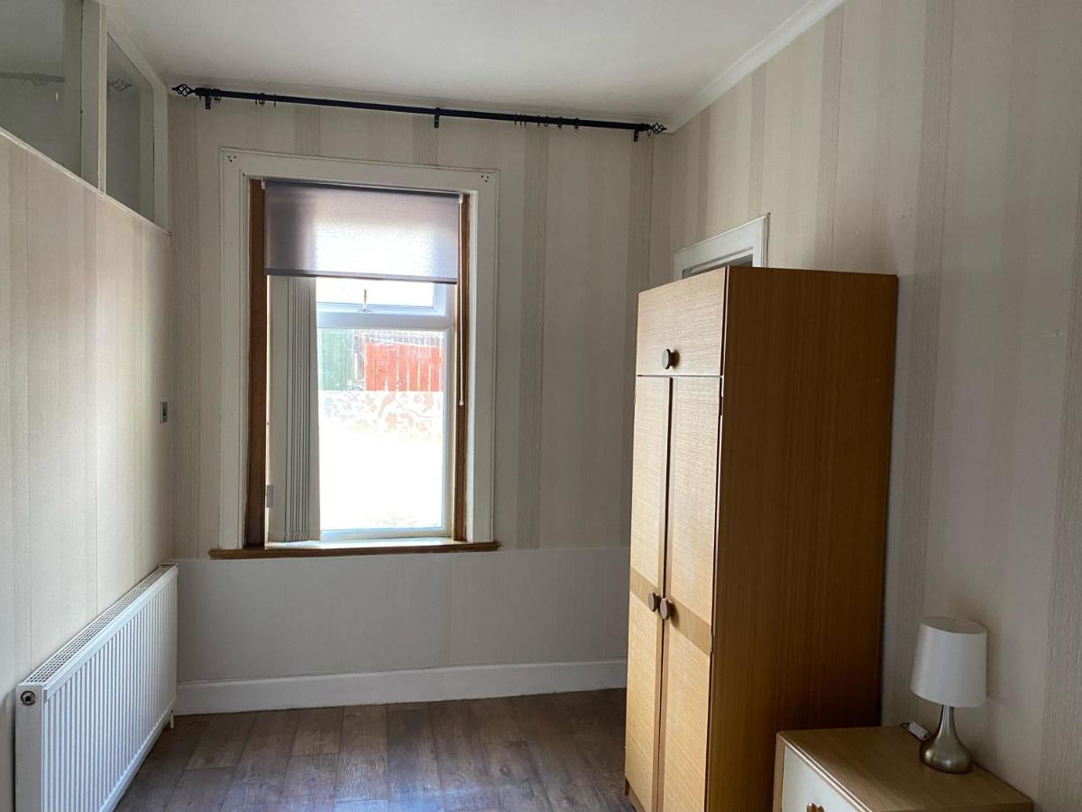 1 Bed In The Outskirts Of Edinburgh, Free Wifi & Street Parking, Self-Catering Apartment Broxburn Bagian luar foto