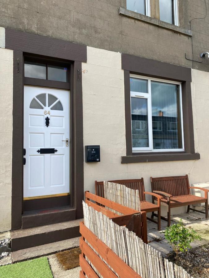 1 Bed In The Outskirts Of Edinburgh, Free Wifi & Street Parking, Self-Catering Apartment Broxburn Bagian luar foto